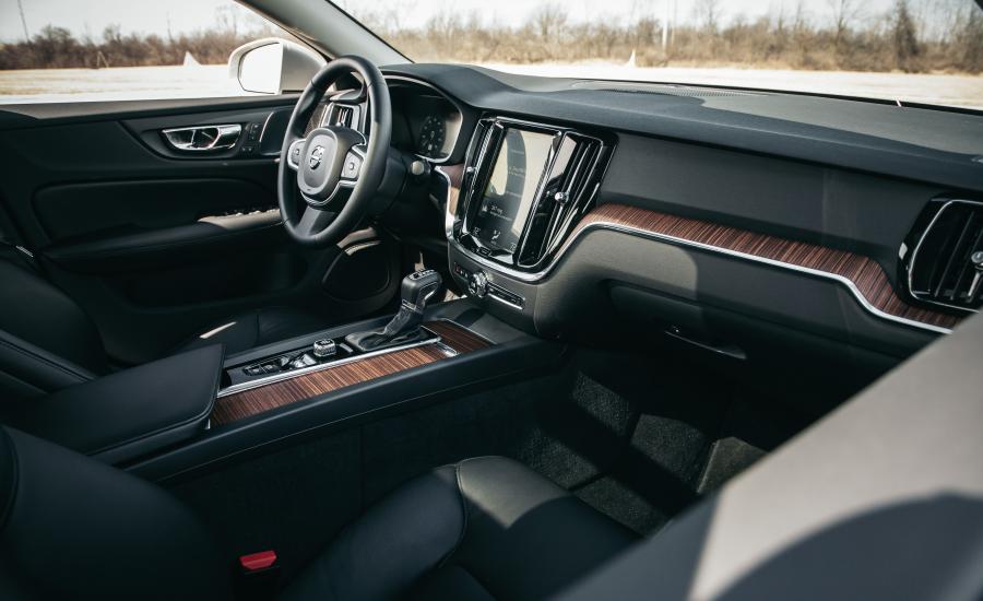 Интерьер Volvo S60 T5 Momentum 2018 года  (NA) (фото 20 из 41)